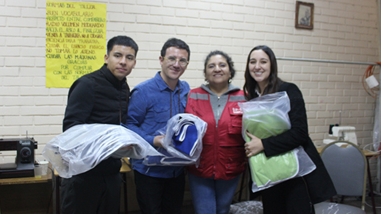 Jóvenes en el Centro de Justicia Juvenil confeccionan baberos para usuarios de Residencia Los Jazmines