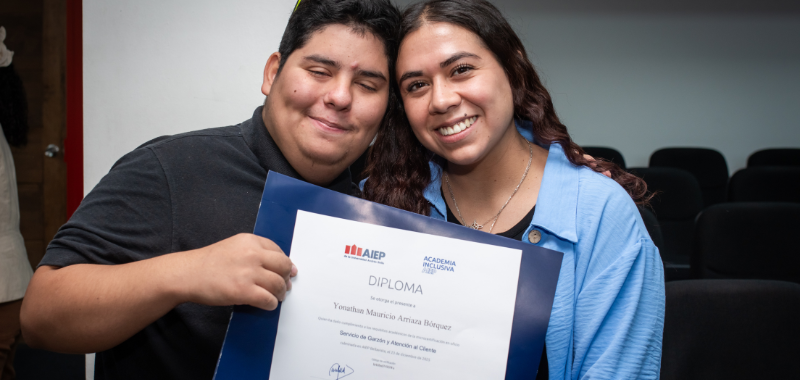 Estudiante de CCL Los Castaños recibe microcertificación en Academia Inclusiva AIEP
