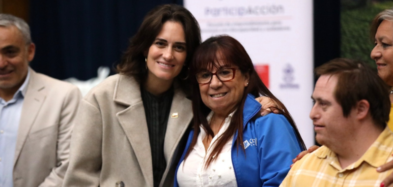 Directora de Escuela Los Pensamientos recibe reconocimiento por su compromiso con la inclusión