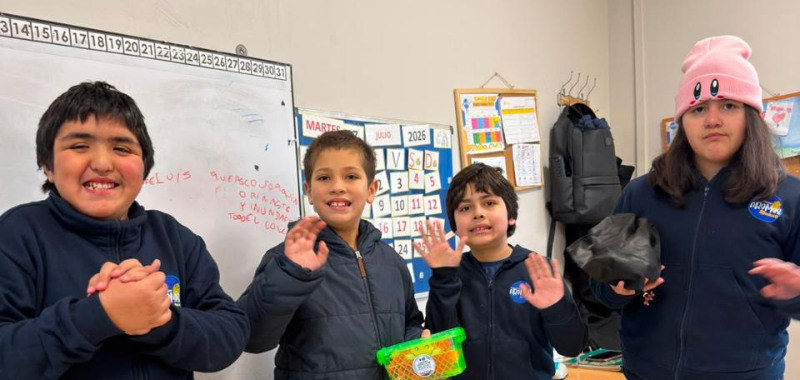 Escuela Los Aromos recibe insumos como parte de una iniciativa de Familias Azules