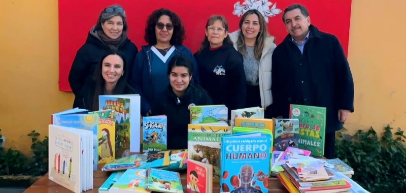 Escuelas de Fundación Educacional Coanil reciben donación de cerca de 250 libros educativos